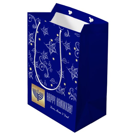 Happy Hanukkah. Gold Menorah | Aangepaste naam Medium Cadeauzakje (Achterkant Gekanteld)