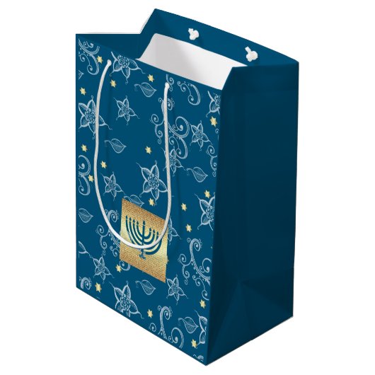 Happy Hanukkah. Gold Menorah en Floral Pattern Medium Cadeauzakje (Achterkant Gekanteld)