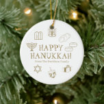 Happy Hanukkah Gold-witte douanenaam bevoordeelt Keramisch Ornament<br><div class="desc">Happy Hanukkah,  pas uw familienaam cadeautje aan voor vakantie keramisch Ornament. Happy Hanukkah,  Happy Chanukah,  Hanukkah Sameach!,  Chag Sameach!,  Chag Urim Sameach! faux goud en wit!</div>