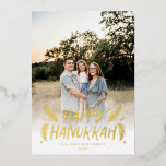 Happy Hanukkah Hand getekende Leaves Snow Foto Folie Feestdagenkaart<br><div class="desc">Stijlvol,  elegant en gepersonaliseerd; voorzien van uw foto met een handgeschreven gestileerd type dat is voorzien van handgetekende dennenbladeren en bessen. Op de achterzijde is een feestelijk sneeuwpatroon aangebracht.</div>