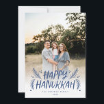 Happy Hanukkah Handgetekende Leaves Snow Blue Foto Feestdagenkaart<br><div class="desc">Stijlvol,  elegant en gepersonaliseerd; voorzien van uw foto met een handgeschreven gestileerd type dat is voorzien van handgetekende dennenbladeren en bessen. Op de achterzijde is een feestelijk sneeuwpatroon aangebracht.</div>