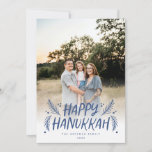 Happy Hanukkah Handgetekende Leaves Snow Blue Foto Feestdagenkaart<br><div class="desc">Stijlvol,  elegant en gepersonaliseerd; voorzien van uw foto met een handgeschreven gestileerd type dat is voorzien van handgetekende dennenbladeren en bessen. Op de achterzijde is een feestelijk sneeuwpatroon aangebracht.</div>