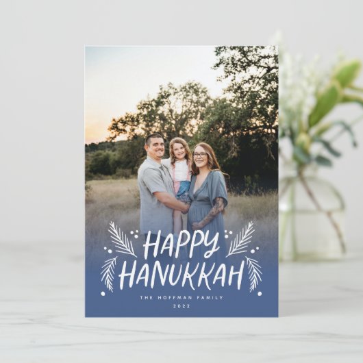 Happy Hanukkah Handgetekende Leaves Snow Full Foto Feestdagenkaart (Staand voorkant)