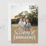 Happy Hanukkah Handgetekende Leaves Snow Full Foto Feestdagenkaart<br><div class="desc">Stijlvol,  elegant en gepersonaliseerd; voorzien van uw foto met een handgeschreven gestileerd type dat is voorzien van handgetekende dennenbladeren en bessen. Op de achterzijde is een feestelijk sneeuwpatroon aangebracht.</div>