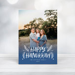 Happy Hanukkah Handgetekende Leaves Snow Full Foto Feestdagenkaart<br><div class="desc">Stijlvol,  elegant en gepersonaliseerd; voorzien van uw foto met een handgeschreven gestileerd type dat is voorzien van handgetekende dennenbladeren en bessen. Op de achterzijde is een feestelijk sneeuwpatroon aangebracht.</div>