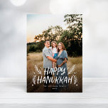 Happy Hanukkah Handgetekende Leaves Snow Full Foto Feestdagenkaart<br><div class="desc">Stijlvol,  elegant en gepersonaliseerd; voorzien van uw foto met een handgeschreven gestileerd type dat is voorzien van handgetekende dennenbladeren en bessen. Op de achterzijde is een feestelijk sneeuwpatroon aangebracht.</div>