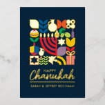 Happy Hanukkah Jewish Greeting Folie Holiday Card Folie Feestdagenkaart<br><div class="desc">Happy Hanukkah / Chanukah Modern Geometric Holiday Greetings in Real Gold Foil op de Donkere marine. Menorah, Dreidel, Donuts, Stars & Olijfolie... Ze zijn hier allemaal. Joodse Hanukkah Symbols Ruimte om uw gepersonaliseerde tekst aan de voorkant en achterkant toe te voegen. Hebreeuws aan de achterkant zegt: "Chanukah Sameach" — Happy...</div>