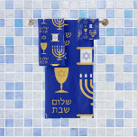 Happy Hanukkah Jewish Holiday Bad Handdoek<br><div class="desc">Een elegant Happy Chanoeka patroon van Joodse symbolen van menora,  ster van David,  scroll,  in goud op een donkerblauwe achtergrond. Een stijlvol cadeau voor Joodse vrienden en familie dit vakantieseizoen.</div>