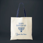 Happy Hanukkah Jewish Holiday menorah aangepast Tote Bag<br><div class="desc">Happy Hanukkah Jewish Holiday menorah aangepaste canvas canvas tas. Aangepast cadeauidee voor familiebijeenkomst,  reünie,  feestjes en nog veel meer. Blauw en wit ontwerp met religieus pictogram.</div>