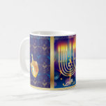 Happy Hanukkah Jewish Holiday Mooi Koffiemok<br><div class="desc">Happy Hanukkah Beauful Jewish Holiday Coffee Mok & Cup Design. De joodse Holiday Hanukkah-achtergrond met traditionele Chanoekijsymbolen - houten droidels (draaischijf),  donuts,  menorah,  kaarsen,  ster van David en gloeiende lichtjes behang,  decoratief patroon voor Home,  Kitchen & Dining,  Drinkware,  Mokken & Cups. Hanoekah Festival Decoratie. Judaica. Jeruzalem,  Israël.</div>