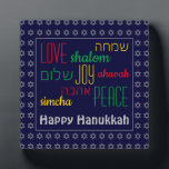 HAPPY HANUKKAH Love Joy Peace HEBREW Persoonlijk Fotoplaat<br><div class="desc">Dit is een kleurrijke feestelijke desktopplak met faux Silver Star van David in een subtiel patroon tegen een diepe blauwe achtergrond. De woorden LOVE JOY PEACE, inclusief hun Hebreeuwse vertalingen, hebben een kleurcode in rood, geel en groen. De tekst is aanpasbaar in hoesje dat u wilt wijzigen. HAPPY HANUKKAH is...</div>