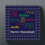 HAPPY HANUKKAH Love Joy Peace HEBREW Persoonlijk Fotoplaat<br><div class="desc">Dit is een kleurrijke feestelijke desktopplak met faux Silver Star van David in een subtiel patroon tegen een diepe blauwe achtergrond. De woorden LOVE JOY PEACE, inclusief hun Hebreeuwse vertalingen, hebben een kleurcode in rood, geel en groen. De tekst is aanpasbaar in hoesje dat u wilt wijzigen. HAPPY HANUKKAH is...</div>