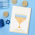Happy Hanukkah Menorah Chic Custom Gold Folie Feestdagenkaart<br><div class="desc">Schattigee aangepaste Happy Chanoeka gouden folie kaart voor een joodse familie of een Chanoeka feest met een synagoge. Personaliseer met uw eigen achternaam of groepsinformatie onder de  blauwe menorah.</div>