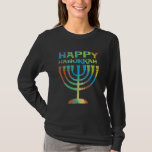 Happy Hanukkah Menorah Dames Long Hoeve T Shirt<br><div class="desc">Celebrate Hanukkah met dit kleurrijke vakantiedugende shirt voor dames dat "Happy Hanukkah" over een menorah leest.</div>