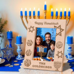 Happy Hanukkah Menorah, Dreidel, Gelt Custom Name Gegraveerde Lijstjes<br><div class="desc">Vier het Lichtfestival met dit prachtig gelaseretste houten afbeeldingen lijst, ontworpen om de blijdschap en tradities van Chanoeka te eren! Met de zinsnede "Happy Chanoeka" bovenaan, is dit lijst versierd met betekenisvolle symbolen, waaronder een menora, dreidels, gelt en de Davidster, die een warme en feestelijke touch aan je vakantieherinneringen geven....</div>