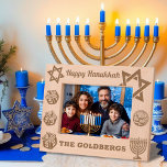 Happy Hanukkah Menorah, Dreidel, Gelt Custom Name Gegraveerde Lijstjes<br><div class="desc">Vier het Lichtfestival met dit prachtig gelaseretste houten afbeeldingen lijst, ontworpen om de blijdschap en tradities van Chanoeka te eren! Met de zinsnede "Happy Chanoeka" bovenaan, is dit lijst versierd met betekenisvolle symbolen, waaronder een menora, dreidels, gelt en de Davidster, die een warme en feestelijke touch aan je vakantieherinneringen geven....</div>