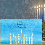 Happy Hanukkah Menorah Etiket<br><div class="desc">Viel acht dagen en acht nachten van het festival van Lichten met Hanukkakaarten en geschenken. Het festival van de lichten is hier. Licht de menorah aan, speel met het droesdel en feast op latkes en sufganiyots. Viel de geest van Hanukkah met vrienden, familie en geliefden om hen Happy Hanukkah te...</div>