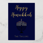 Happy Hanukkah Menorah Folie Feestdagenkaart<br><div class="desc">Dit ontwerp is een mooi wenskaart voor Hanukkah, met "Happy Hanukkah" in een mooie blauwe achtergrond. Het centrum heeft een menorah met een plaats om de naam van je familie onderaan op te nemen. De achterkant gaat door met de mooie blauwe achtergrond. Er is een bericht van zegeningen inbegrepen. Bestel...</div>