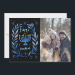 Happy Hanukkah Menorah Hand getrokken CUSTOM FOTO Feestdagenkaart<br><div class="desc">Prettige feestdagen Zoete kranstekening om iemand te wensen! Voeg je eigen foto toe! Klik op "personaliseren" om uw eigen foto toe te voegen. U kunt ook tekst toevoegen aan de voor- of achterkant. Kijk in mijn shop voor meer opties. Ook beschikbaar als digitale download om direct te verzenden via e-mail...</div>