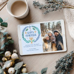 Happy Hanukkah Menorah Hand getrokken CUSTOM FOTO Feestdagenkaart<br><div class="desc">Prettige feestdagen Sweet HANUKKAH thema krans tekening om iemand te wensen! Voeg je eigen foto toe! Klik op "personaliseren" om uw eigen foto toe te voegen. U kunt ook tekst toevoegen aan de voor- of achterkant. Kijk in mijn shop voor meer opties. Ook beschikbaar als digitale download om direct te...</div>