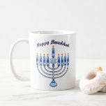 Happy Hanukkah Menorah Jewish Jew Cute Candles Koffiemok<br><div class="desc">Show de wereld van je Hanukkah-trots met een hedendaagse,  schattige joodse mok van koffie van PopQTstudio. Deze beker is voorzien van een prachtig ontwerp van een Menorah die is voorzien van vrolijke kawaï kaarsen. Een geweldig cadeau om je Joodse vrienden en familie te geven.</div>