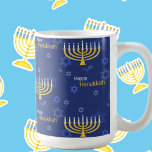 Happy Hanukkah Menorah Koffiemok<br><div class="desc">.Viel acht dagen en acht nachten van het festival van Lichten met Hanoekakaarten en geschenken. Het festival van de lichten is hier. Licht de menorah aan, speel met het droesdel en feast op latkes en sufganiyots. Viel de geest van Hanukkah met vrienden, familie en geliefden om hen Happy Hanukkah te...</div>