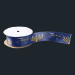 Happy Hanukkah Menorah Satijnen Lint<br><div class="desc">.Viel acht dagen en acht nachten van het festival van Lichten met Hanoekakaarten en geschenken. Het festival van de lichten is hier. Licht de menorah aan, speel met het droesdel en feast op latkes en sufganiyots. Viel de geest van Hanukkah met vrienden, familie en geliefden om hen Happy Hanukkah te...</div>