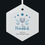 Happy Hanukkah Menorah Stars Festive Glas Ornament<br><div class="desc">Deze Happy Hanukkah glazen ornamenten hebben een 9-tak menorah met blauwe sterren,  olijftakken en andere elementen in licht en donkerblauw. Voeg andere partijbenodigdheden met het zelfde ontwerp toe om uw lijstdecor te coördineren.</div>