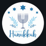 Happy Hanukkah Menorah Stars Ronde Sticker<br><div class="desc">Happy Hanukkah-stickers zijn geweldig om te gebruiken op kantoorbenodigdheden en geschenken. Deze Happy Hanukkah-stickers zijn voorzien van een 7-tak menorah,  chanukkiah,  met blauwe sterren,  olijftakken en andere elementen in licht en donkerblauw.</div>