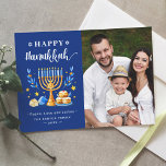 Happy Hanukkah Menorah Sufganiyah Dreidel Foto Feestdagenkaart<br><div class="desc">Verzend uw Verwensen met deze Fotokaart van de Vakantie die een Verbluffend Manuscript van de Hanoeka en Joodse Symbolen van de Vakantie kenmerkt om uw groetbericht te benadrukken.</div>