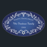 Happy Hanukkah Menorah White Festive Lijst op blau Ovale Sticker<br><div class="desc">Verlaat de tekst of bewerk deze om uw unieke aanraakscherm toe te voegen. Deze Happy Chanukkah-stickers zijn voorzien van een wit feestelijk lijst en een witte letters op een blauwe achtergrond.</div>