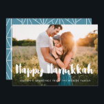 Happy Hanukkah Modern foto van familie Feestdagenkaart<br><div class="desc">Een moderne typografie voor dit collectie van fotokaarten. Aanpassen met je favoriete afbeelding. U kunt de kleur van de doopvont of de geometrische achtergrond in uw het houden van ook gemakkelijk veranderen.</div>