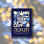 Happy Hanukkah Modern Greeting Gold Folie Feestdagenkaart<br><div class="desc">Chanoeka / Chanoeka Blauw Wit en elegante echte Goudfolie. Moderne geometrische Kaart met Menorah, Dreidel, Donuts, Stars & Olijfolie... Hebreeuwse & Joodse Chanoeka Symbolen Ruimte om uw gepersonaliseerde tekst op de voorkant en achterkant toe te voegen. Gelukkige Chanoeka wensen. Het Hebreeuws op de voorkant zegt "Chanoeka". Deze chique, mooie, look,...</div>