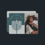 Happy Hanukkah Modern Menorah Candle Feestdagenkaart<br><div class="desc">Happy Hanukkah, stuur je Hanukkah-wensen naar je familie en vrienden met onze prachtige en moderne aanpasbare foto Hanukkah-vakantiekaart. Ons ontwerp kenmerkt onze moderne menorakaars. Er wordt een modern blauwgroen blauw en grijs-blauw kleurenpalet gebruikt. "Happy Hanukkah" is geschreven in een modern lettertype en boog rond de menorakaars. Aanpassen met jaar, familiehandtekening...</div>