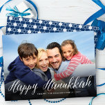 Happy Hanukkah Modern Trendy White Script Foto Feestdagenkaart<br><div class="desc">Een eenvoudige en moderne vakantiekaart met een volledige aftapfoto en een 'Happy Hanukkah'-groet in een trendy, witte cursieve kalligrafiescript onderaan op een zwarte gradiëntfoto-bedekking. Een geometrische ster van het witte david patroon op een donkerblauwe achtergrond vult de rug van de kaart. Ontworpen / oorspronkelijke illustratie door vet*fa*tin. Eenvoudig aan te...</div>