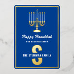 Happy Hanukkah Monogram Familienaam Menorah Candle Folie Feestdagenkaart<br><div class="desc">Het is die tijd van het jaar opnieuw. Een eenvoudig minimalistisch monogram voor fans van het vakantieseizoen om groeten en zegeningen naar familie en vrienden te sturen. De stijlvolle typografische tekst is aanpasbaar en kan met uw eigen douanebericht worden aangepast. Het moderne fotoontwerp is van jou om je aan te...</div>