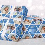 Happy Hanukkah-naam en foto's Star Pattern Blue Cadeaupapier<br><div class="desc">Maak je Chanoeka cadeau extra speciaal met dit gepersonaliseerde feestelijke inpakpapier. Met twee van uw favoriete foto's ingelijst in een naadloos sterrenpatroon. Gemakkelijk te vervangen door uw eigen aangepaste begroeting en naam. Dit veelzijdige ontwerp is ideaal voor veel verschillende gelegenheden, waaronder Chanoeka, verjaardagen, feestdagen, nieuw huis en meer! Wordt geleverd...</div>