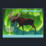 Happy Hanukkah - Northern Lights Moose<br><div class="desc">Chanoekah begroet de Bevroren Chosen. Een Chanoeka-menorah en een altijd zo licht gestileerd afbeelding van een mos die tegen de Noordelijke Lichten gesilhoueteerd is. Hebreeuwse tekst,  "ח ה מ נ" ו (Chag Chanukkah Sameach - Happy Hanukkah) verschijnt in blauw en wit glanzend.</div>