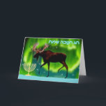 Happy Hanukkah - Northern Lights Moose Feestdagen Kaart<br><div class="desc">Chanoekah begroet de Bevroren Chosen. Een Chanoeka-menorah en een altijd zo licht gestileerd afbeelding van een mos die tegen de Noordelijke Lichten gesilhoueteerd is. Hebreeuwse tekst,  "ח ה מ נ" ו (Chag Chanukkah Sameach - Happy Hanukkah) verschijnt in blauw en wit glanzend.</div>