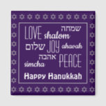 HAPPY HANUKKAH Paars | Love Joy Peace | Hebreeuws Magneet<br><div class="desc">Paarse festive HANUKKAH fridge magnet met faux Silver Star van David in achtergrondpatroon. LIEFDE JOY PEACE met hun Hebreeuwse vertalingen verschijnen in witte typografie. De tekst is aanpasbaar in hoesje dat u wilt wijzigen. HAPPY HANUKKAH is ook aanpasbaar als u een naam wilt vervangen. Deel van het HANUKKAH Collectie door...</div>