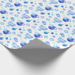 Happy Hanukkah Party - Mooie blauwe decoratie Cadeaupapier<br><div class="desc">Gelukkig Chanoeka feest mooie blauwe decoratie, joodse vakantie, inpakpapier. Joodse vakantie Chanoeka achtergrond met traditionele Chanoeka symbolen - houten dreidels (spinning top), donuts, gouden menora, kaarsen, ster van David en gloeiende blauwe lichten behangpatroon. Hanukkah Festival Event Decoratie. Jeruzalem, Israël. Ambachten & Feestartikelen > Cadeaupakartikelen > Inpakpapier. Ontwerp met tekst sjabloon....</div>