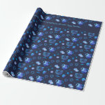 Happy Hanukkah Party - Mooie blauwe decoratie Cadeaupapier<br><div class="desc">Gelukkig Chanoeka feest mooie blauwe decoratie, joodse vakantie, inpakpapier. Joodse vakantie Chanoeka achtergrond met traditionele Chanoeka symbolen - houten dreidels (spinning top), donuts, gouden menora, kaarsen, ster van David en gloeiende blauwe lichten behangpatroon. Hanukkah Festival Event Decoratie. Jeruzalem, Israël. Ambachten & Feestartikelen > Cadeaupakartikelen > Inpakpapier. Ontwerp met tekst sjabloon....</div>