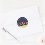 Happy Hanukkah Party Mooie Decoratie Ronde Sticker<br><div class="desc">Happy Hanukkah Party Beauful Decoration,  Jewish Holiday,  Classic Round Sticker. De joodse Holiday Hanukkah-achtergrond met traditionele Chanoekijsymbolen - houten droesels (draaiende bovenkant),  donuts,  gouden menorah,  kaarsen,  ster van David en gloeiende lichtjes behang. Hanoekah Festival Event Decoration. Jeruzalem,  Israël. Vakken & partijbenodigdheden > Cadeaubenodigdheden > Stickers en labels</div>