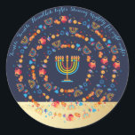 Happy Hanukkah Party Mooie Decoratie Ronde Sticker<br><div class="desc">Happy Hanukkah Party Beauful Decoration,  Jewish Holiday,  Classic Round Sticker. De joodse Holiday Hanukkah-achtergrond met traditionele Chanoekijsymbolen - houten droesels (draaiende bovenkant),  donuts,  gouden menorah,  kaarsen,  ster van David en gloeiende lichtjes behang. Hanoekah Festival Event Decoration. Jeruzalem,  Israël. Vakken & partijbenodigdheden > Cadeaubenodigdheden > Stickers en labels</div>