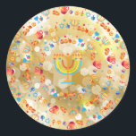 Happy Hanukkah Party Mooie Decoratie Ronde Sticker<br><div class="desc">Happy Hanukkah Party Beauful Decoration,  Jewish Holiday,  Classic Round Sticker. De joodse Holiday Hanukkah-achtergrond met traditionele Chanoekijsymbolen - houten droesels (draaiende bovenkant),  donuts,  gouden menorah,  kaarsen,  ster van David en gloeiende lichtjes behang. Hanoekah Festival Event Decoration. Jeruzalem,  Israël. Vakken & partijbenodigdheden > Cadeaubenodigdheden > Stickers en labels</div>