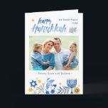 Happy Hanukkah Peace Love Latkes Festive Foto Feestdagen Kaart<br><div class="desc">Verzend uw Verwensen met deze Kaart van de Vakantie van de Foto die een Waterverf het Tevreden Manuscript van de Hanoeka en de Kaarsen van Menorah kenmerkt om uw groetbericht te benadrukken.</div>