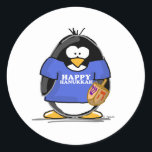 Happy Hanukkah Penguin Ronde Sticker<br><div class="desc">Een feestelijk leuke Hanukkah pinguïn voor het vakantieseizoen. Show van je vakantiegeest met deze schattige joodse pinguïn die een droomtje vasthoudt en een T-shirt draagt dat Happy Hanukkah zegt.</div>