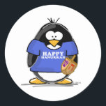 Happy Hanukkah Penguin Ronde Sticker<br><div class="desc">Een feestelijk leuke Hanukkah pinguïn voor het vakantieseizoen. Show van je vakantiegeest met deze schattige joodse pinguïn die een droomtje vasthoudt en een T-shirt draagt dat Happy Hanukkah zegt.</div>