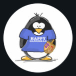 Happy Hanukkah Penguin Ronde Sticker<br><div class="desc">Een feestelijk leuke Hanukkah pinguïn voor het vakantieseizoen. Show van je vakantiegeest met deze schattige joodse pinguïn die een droomtje vasthoudt en een T-shirt draagt dat Happy Hanukkah zegt.</div>