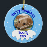 Happy Hanukkah Persoonlijke foto-Ornament Keramisch Ornament<br><div class="desc">Dit gepersonaliseerde ornament van de Chanoekah van het afbeelding heeft ruimte voor uw douanefoto. Boven staat: "Happy Hanukkah." Hieronder staat sneeuw met ruimte voor jouw naam en het jaar. Dit is perfect voor een huisfoto, een familievakantie of een afbeelding van de kinderen. Je hebt een keepaseachtig ornament dat je nog...</div>